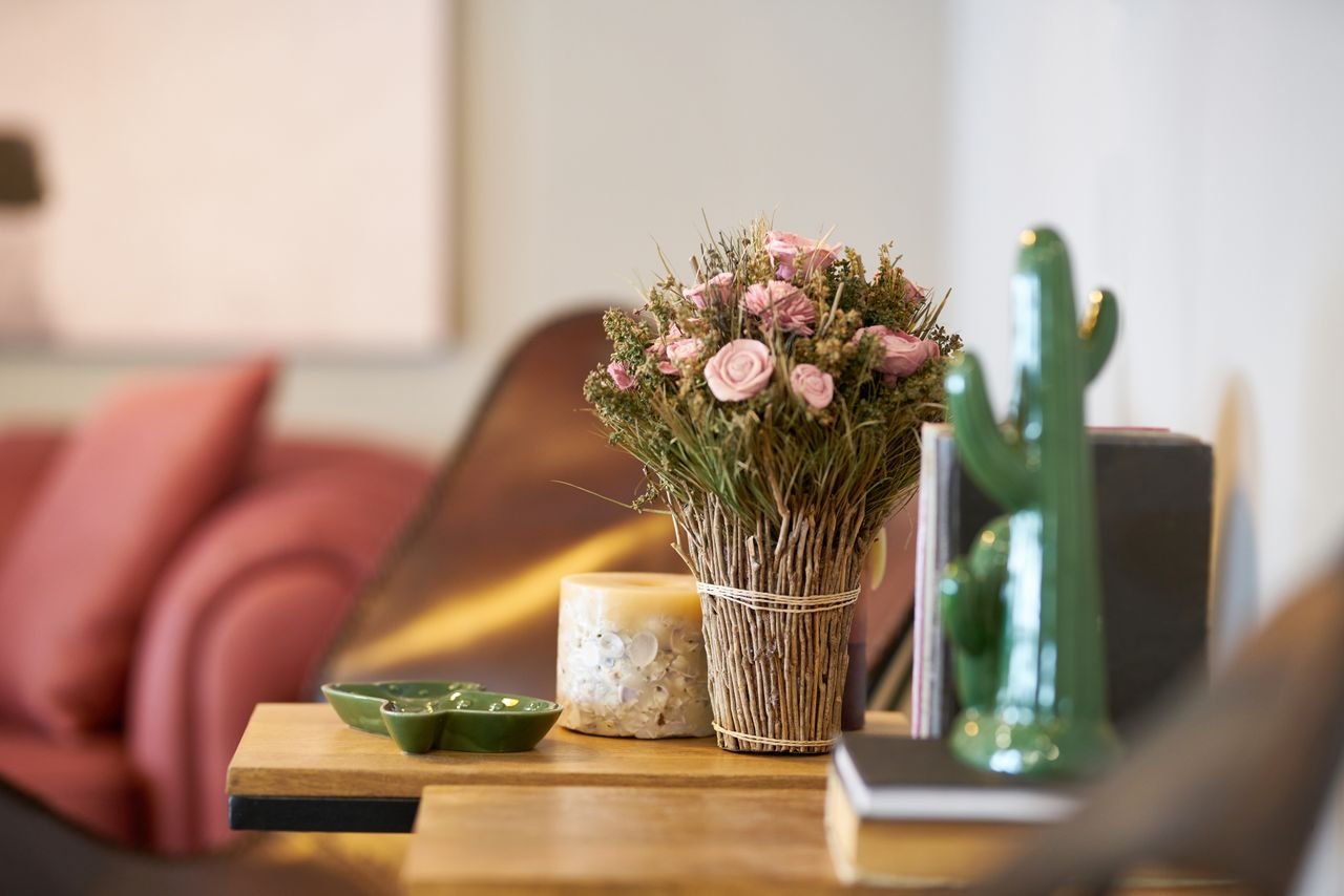 Mastering the First Impression: Your intriguing post title goes here Elegant floral arrangement on a wooden table in a modern cozy interior setting.